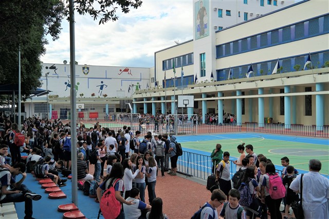 Alunos são recebidos com muita festa no 1º dia de aula