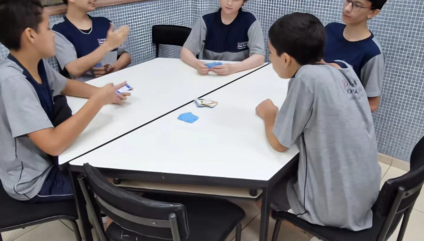 Alunos do 8º aprendem potenciação e radiação usando o jogo uno da potência