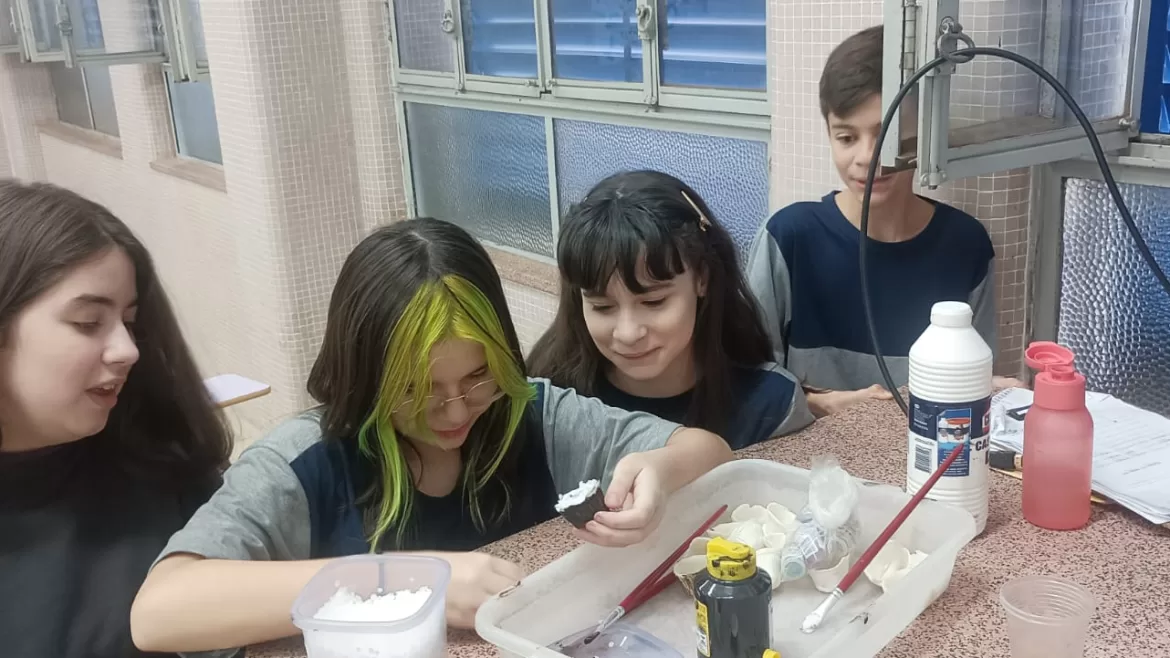 6° ano A e B constroem fósseis