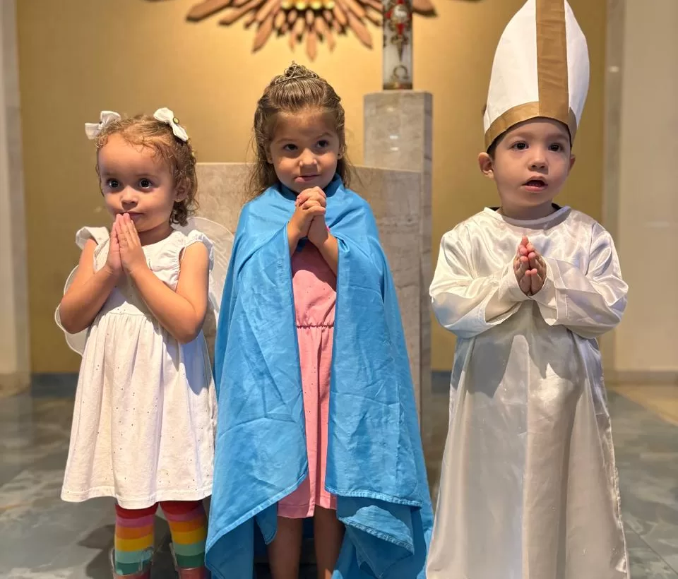 Santos, Anjos e Nossa Senhora tomam lugar de bruxas e fantasmas no Colégio Dom Bosco